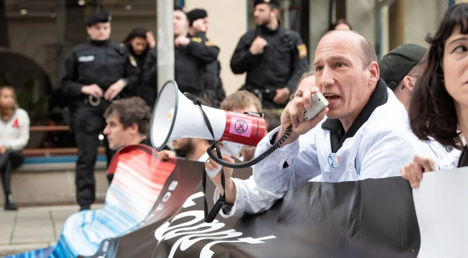 Munich scientists road block